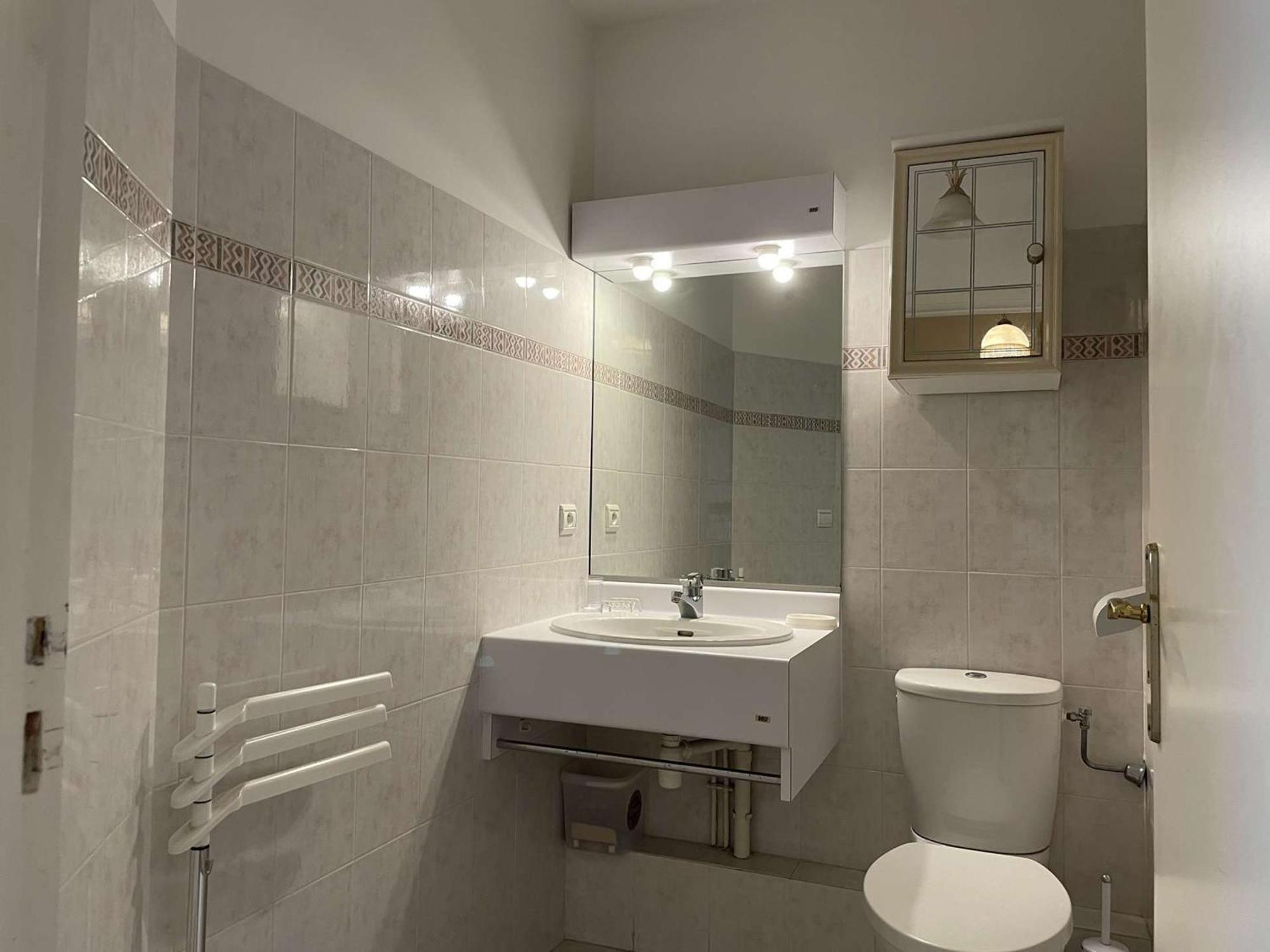 2p A Juan Les Pins : Emplacement Ideal, Parking, Terrasses, Proche Et Commerces - Fr-1-252-188