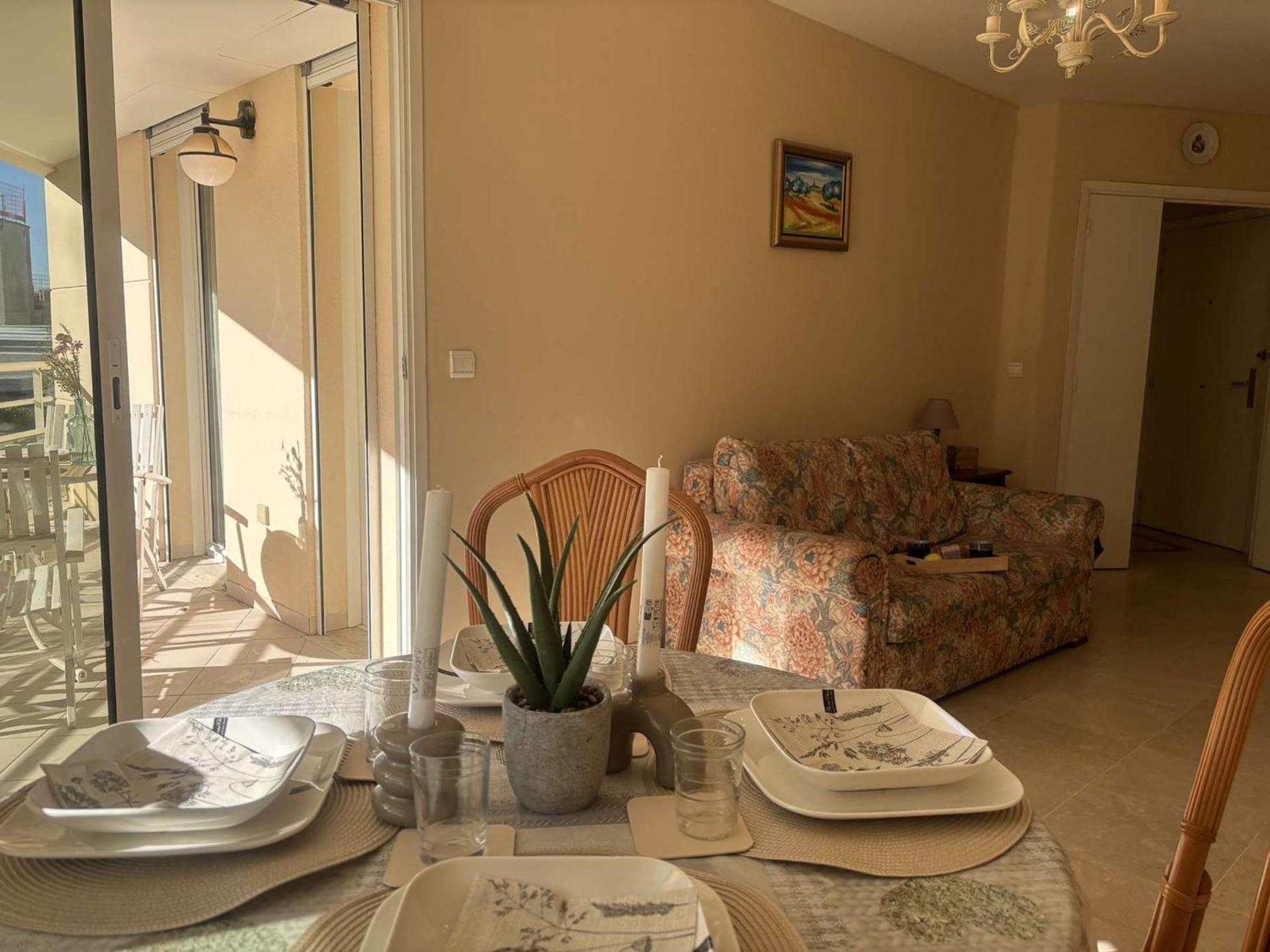 Appartement 2p A Juan Les Pins : Emplacement Ideal, Parking, Terrasses, Proche Et Commerces - Fr-1-252-188 Antibes