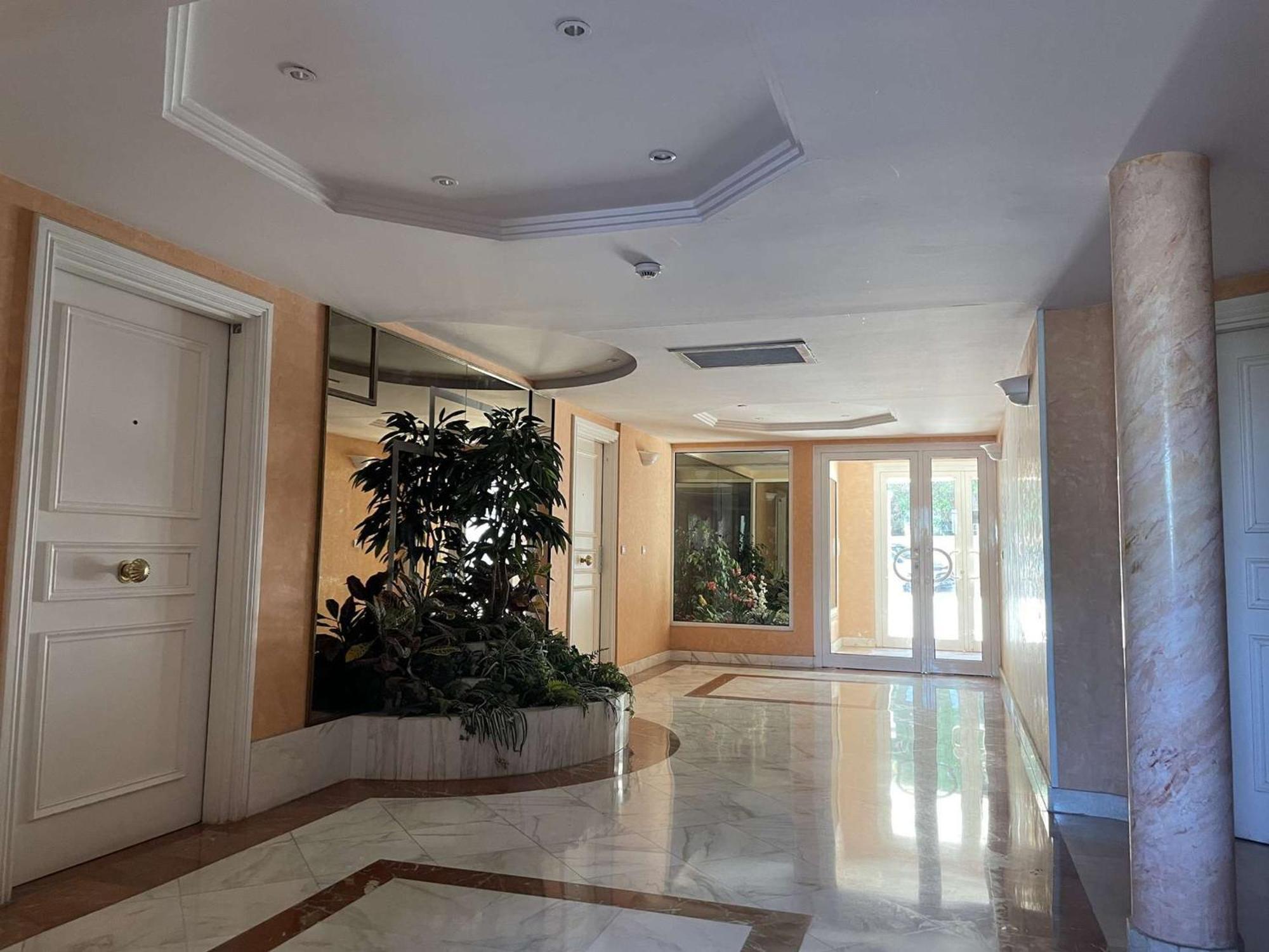 Appartement 2p A Juan Les Pins : Emplacement Ideal, Parking, Terrasses, Proche Et Commerces - Fr-1-252-188 Antibes