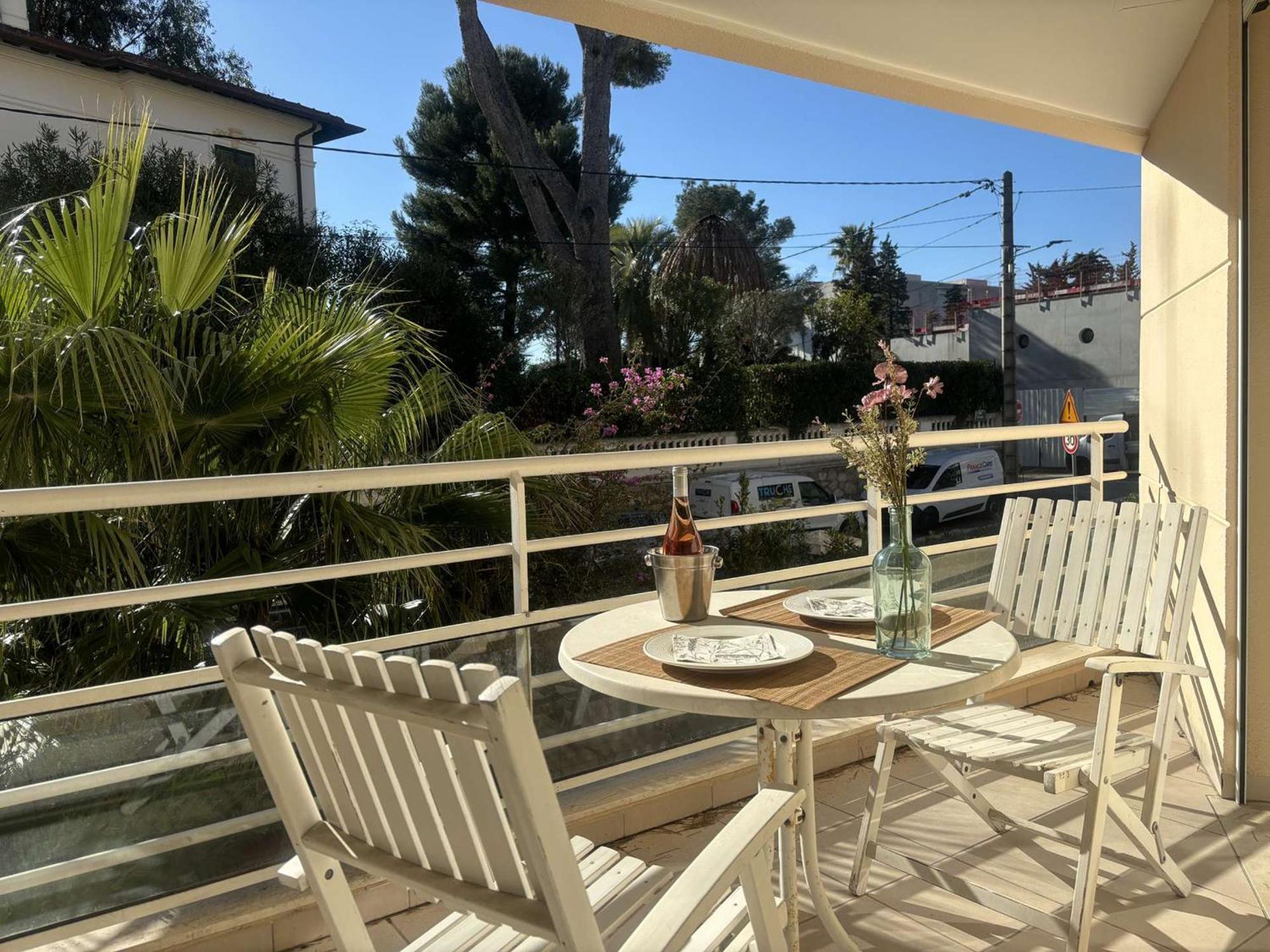 Appartement 2p A Juan Les Pins : Emplacement Ideal, Parking, Terrasses, Proche Et Commerces - Fr-1-252-188